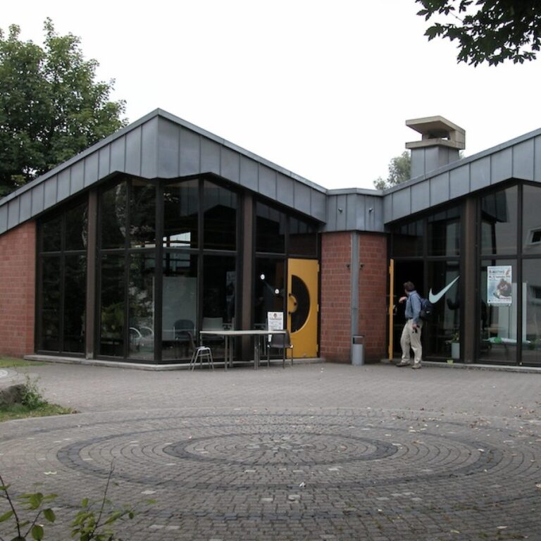 Olympiastützpunkt in Bochum Wattenscheid als Lehrgangsort der spt-education für den Lehrgang Sportphysiotherapie. Unter anderem ist der Olympiastützpunkt ausgestattet mit großer leichtathletikhalle, Küche, Mensa und Seminarraum.