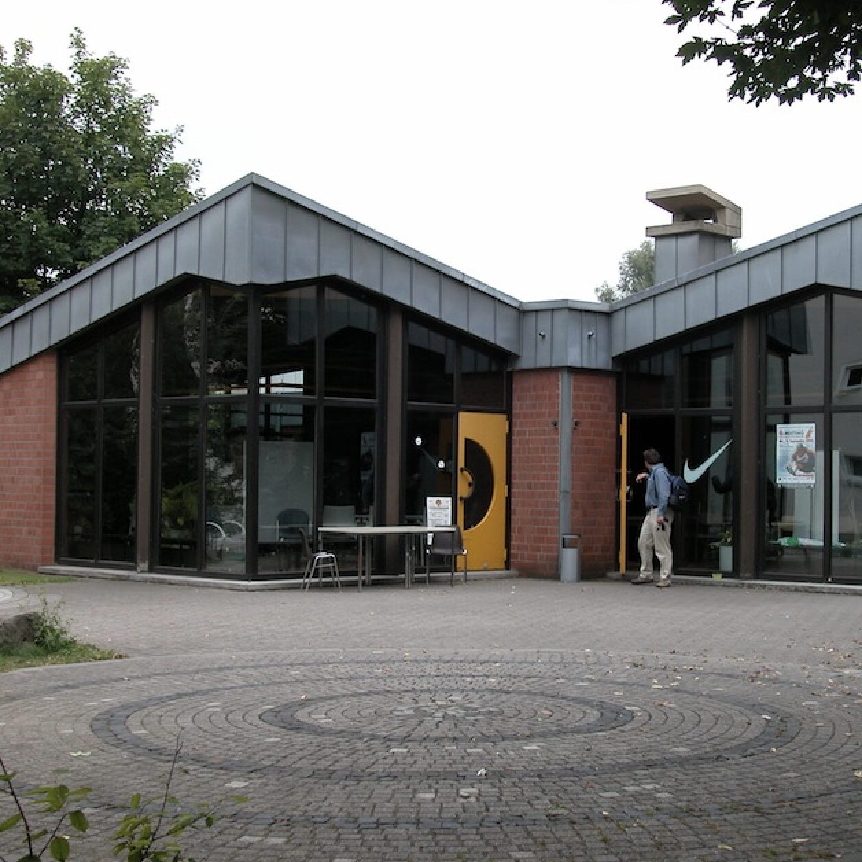 Olympiastützpunkt in Bochum Wattenscheid als Lehrgangsort der spt-education für den Lehrgang Sportphysiotherapie. Unter anderem ist der Olympiastützpunkt ausgestattet mit großer leichtathletikhalle, Küche, Mensa und Seminarraum.