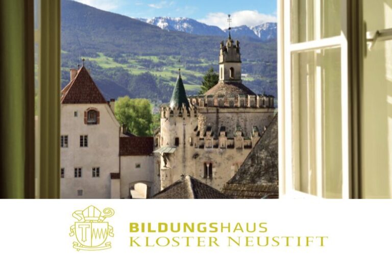 Das Bildungshaus Kloster Neustift in Südtirol (Italien) verbindet einen modernen Tagungsort mit dem geschichtsträchtigen Ambiente eines noch heute lebendigen Klosters. Die besondere Atmosphäre lädt zum Lernen in einer entspannten Umgebung ein. Moderne Räumlichkeiten, umgeben von alten Gemäuern und Bergen. Die Natur rund um das Kloster bietet tolle Möglichkeiten nach (oder auch vor) dem Lehrgangstag zu Laufen, zu Wandern oder zu Mountainbiken.