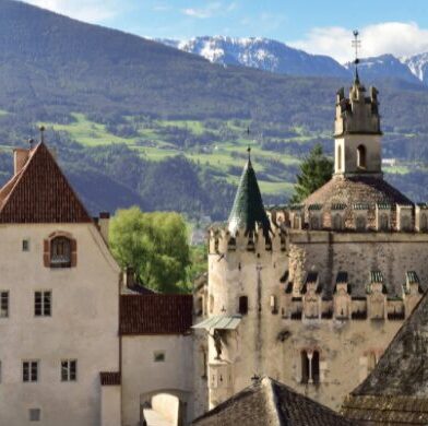 Das Bildungshaus Kloster Neustift in Südtirol (Italien) verbindet einen modernen Tagungsort mit dem geschichtsträchtigen Ambiente eines noch heute lebendigen Klosters. Die besondere Atmosphäre lädt zum Lernen in einer entspannten Umgebung ein. Moderne Räumlichkeiten, umgeben von alten Gemäuern und Bergen. Die Natur rund um das Kloster bietet tolle Möglichkeiten nach (oder auch vor) dem Lehrgangstag zu Laufen, zu Wandern oder zu Mountainbiken.