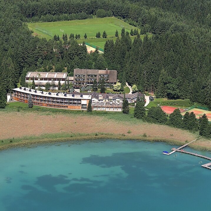 Das BSFZ Bundessport und Freizeitzentrum in Faak am See bei klagenfurt ist einer unserer schönsten Lehrgangsort. Augesattet mit Smeinarräumen, Sporthallen, Kraftraum, Beachvolleyballfeldern und die unmittelbare Nähe zum See machen den Standort in Österreich perfekt für unseren Kompaktlehrgang Sportphysiotherapie