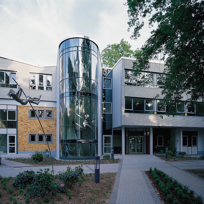Die Landessportschule im Landessportbund Hessen in Frankfurt bietet der spt-education seit vielen Jahren die Möglichkeit zahlreiche Lehrgänge im Bereich Sportphysiotherapie, Osteopathie, Sportpsychologie und Coaching, Ernährung und viele mehr durchzuführen. Ausgestattet ist sie mit mehreren Sporthallen, eigener Mensa, Schwimmbad, Kraftraum, Bistro, Sprintdiagnostik und Seminar- sowie Konferenzräumen.