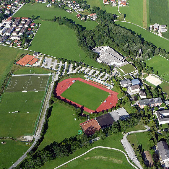 Das Universitäts- und Landessportzentrum ULSZ ist ein Ausbildungsort in Österreich in Hallein Rif bei Salzburg. Hier findet unser Lehrgang Sportphysiotherapie beste Voraussetzungen. Seminarraum, Sporthallen, Schwimmbad, Indoor Leichtathletiklaufbahn, Kletterturm.