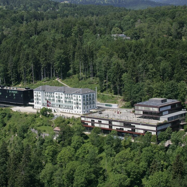 Magglingen liegt hoch über dem Bieler See und bietet eine beeindruckende Aussicht. Die Eidgenössische Hochschule für Sport und das Bundesamt für Sport (BASPO) sind das Zentrum des Schweizer Sports und ein idealer Ort für sportliche und akademische Aktivitäten. Das Nationale Sportzentrum Magglingen (NSM) bietet erstklassige Sportanlagen, Tagungs- und Seminarräume sowie Unterkünfte und Verpflegungsmöglichkeiten für Lehrgangsteilnehmer.