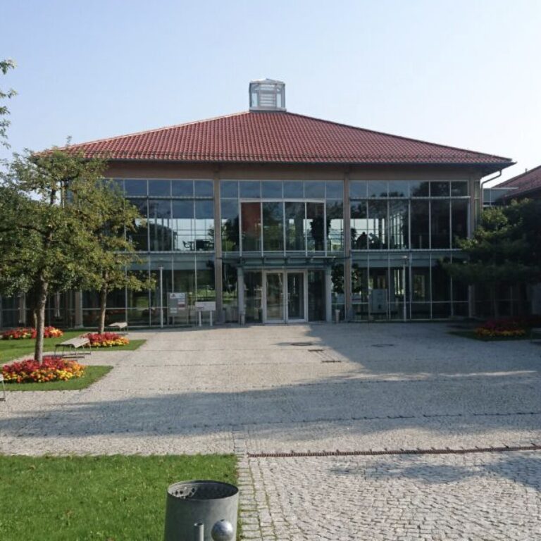 An der Sportschule in Oberhaching, nähe München finden wir alles was wir für unseren Lehrgang Sportphysiotherapie brauchen. Seminarräume, Hallenbad, Beachvolleyballplätze, Sporthallen, leichtathletik Stadion, Mensa.