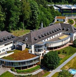 Hennef Sportschule Lehrgangsort spt-education Deutschland Die Sportschule in Hennef beherbergt auch den Fussballverband Mittelrhein. Mit ihren Smeinarräumen, Kraftraum, Gewichtheberraum, Leichtathletikrundbahn, Fussballplatz, Schwimmbad, Freibad und Judohalle, sowie einer hervorragenden Küche, ist ein super Lehrgangsort für unsere Weiterbildungen.